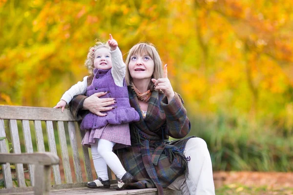 Lady leker med en liten barn-girl — Stockfoto