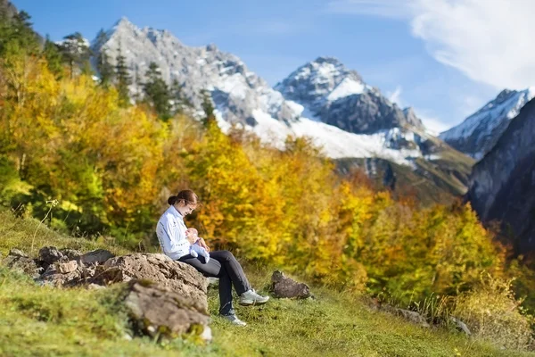 Mutter stillt ihr Neugeborenes — Stockfoto