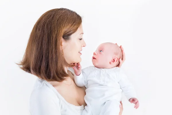 Junge Mutter hält ihr Neugeborenes — Stockfoto