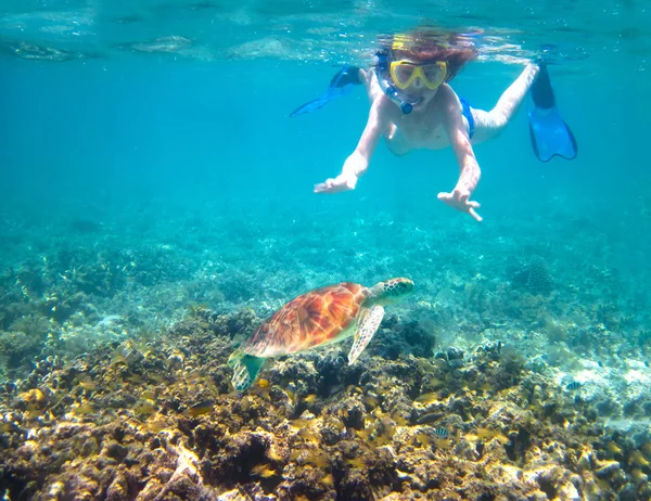 Kind schnorchelt in tropischem Meer — Stockfoto