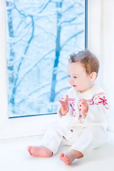 Bir pencere yanında oturan güzel bebek kız — Stok fotoğraf