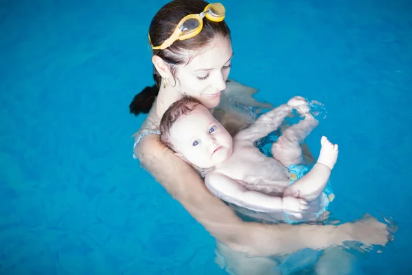 母亲带着孩子在游泳池里 — 图库照片