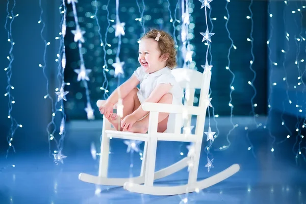 Toddler dziewczynka w fotelu na biegunach biały — Zdjęcie stockowe
