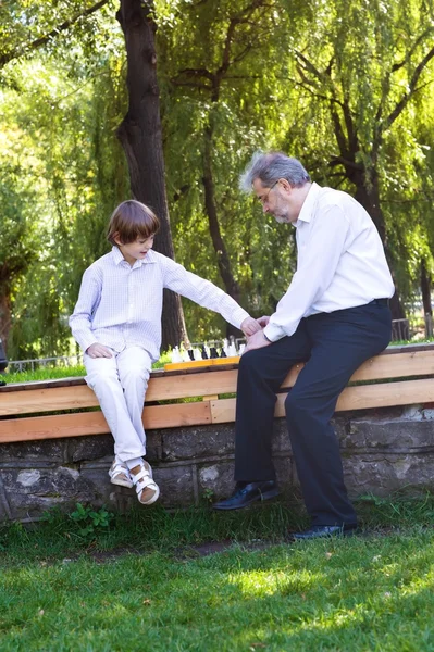 Grand-père jouant aux échecs avec son petit-fils — Photo