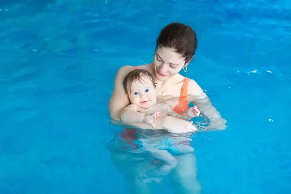 Moeder en haar baby genieten van een baby zwemmen les — Stockfoto