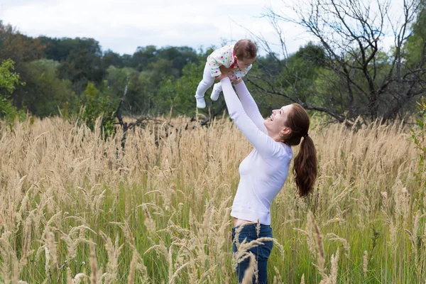 Ung mamma håller hennes lilla bebis — Stockfoto