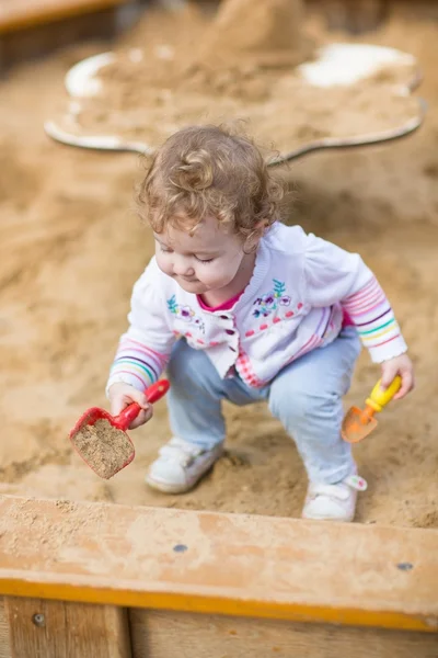 Bébé fille creuser dans sable — Photo