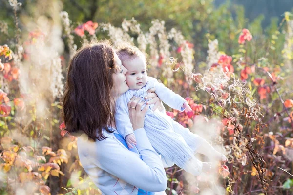 Moeder spelen met haar baby dochter — Stockfoto