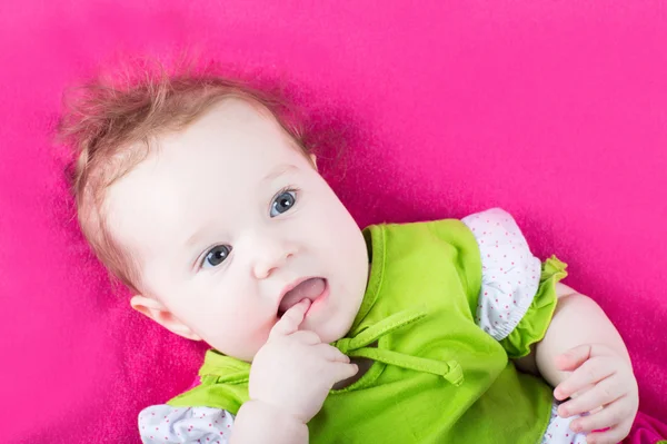 Meisje van de baby in een groene jurk — Stockfoto