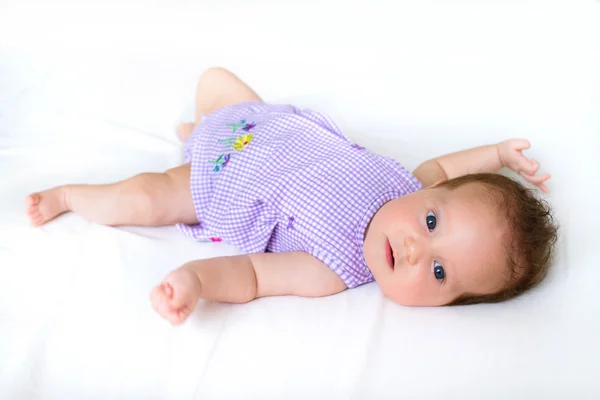 Meisje van de baby in een paarse jurk — Stockfoto