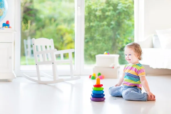 幼児の女の子のカラフルなピラミッドで遊ぶ — ストック写真