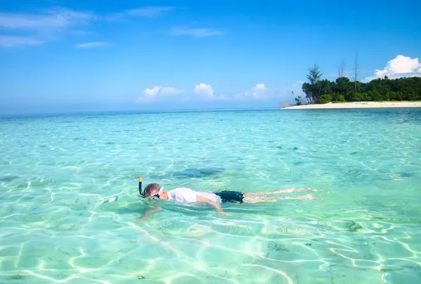 Man snorkeling next to a tropical island — Stock Photo, Image