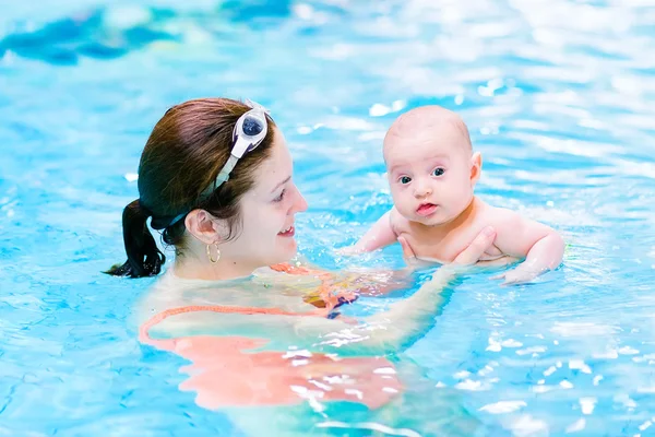 年轻的母亲和襁褓中的儿子在泳池里 — 图库照片