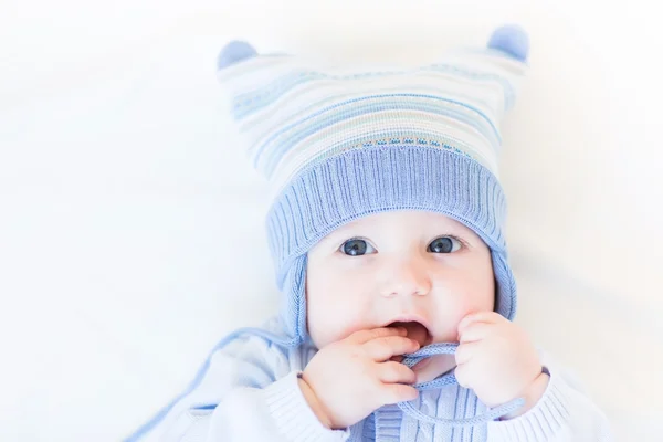 その帽子で遊んで赤ちゃん — ストック写真