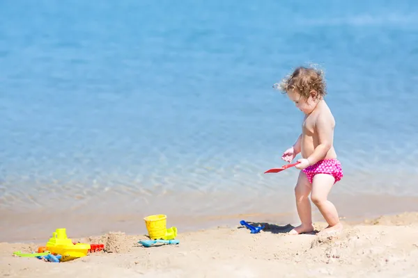 Mädchen spielt am Strand — Stockfoto