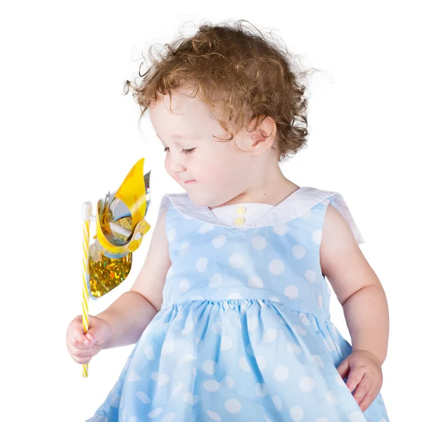 Маленькая девочка играет с ветровой игрушкой — стоковое фото