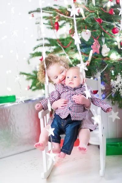 Barn girl och hennes lilla lillebror sitter tillsammans — Stockfoto