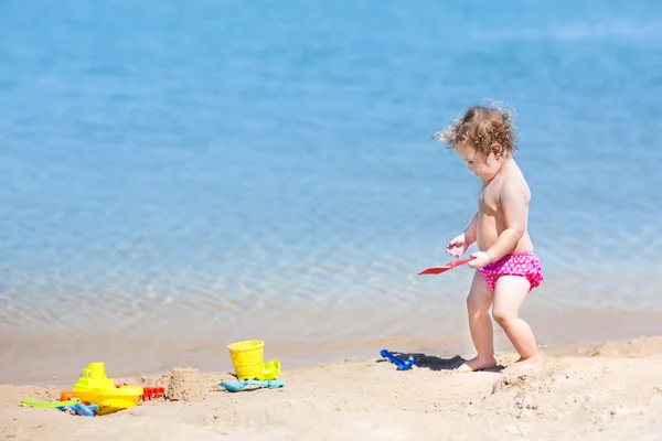 Baby girl playing on a beach — Stock Photo, Image