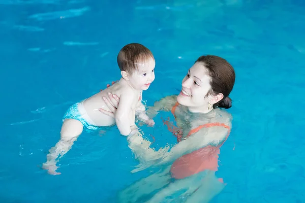 Bebé y su madre en la piscina — Foto de Stock