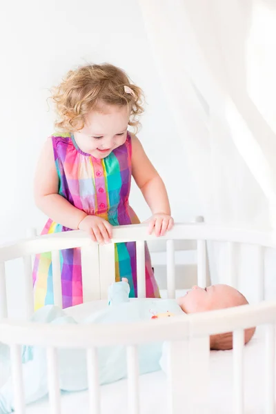 Mädchen und ihr neugeborener Bruder — Stockfoto