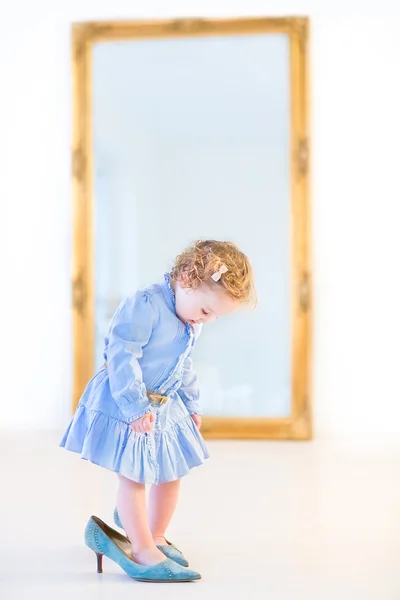 Девушка стоит перед большим зеркалом — стоковое фото