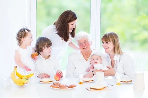 Großmutter frühstückt mit Tochter und Enkeln — Stockfoto