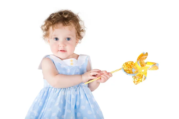 Krásná holčička hraje s hračkou, vítr — Stock fotografie
