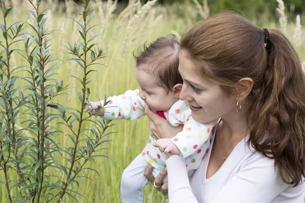 Mutter und ihr Baby — Stockfoto