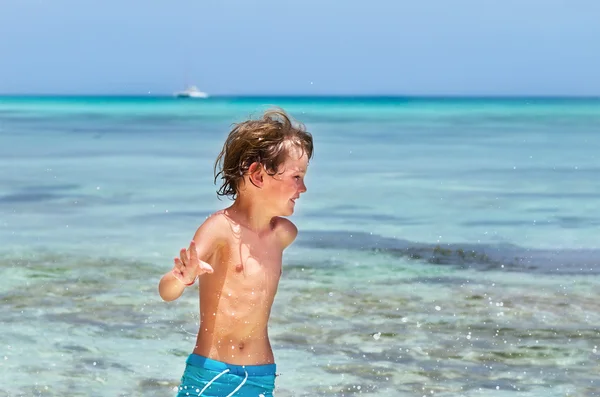 Ragazzo che corre su una spiaggia — Foto Stock