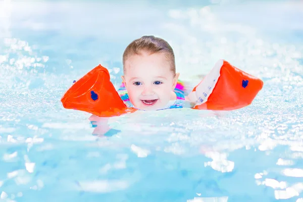 Kisgyermek lány a medence — Stock Fotó