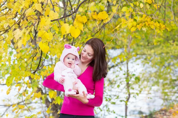 Aantrekkelijke moeder en haar mooie baby dochter — Stockfoto