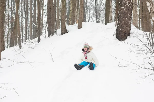 Kind rijden in een besneeuwde heuvel — Stockfoto