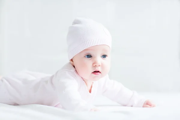 Bébé fille en bonnet tricoté rose — Photo