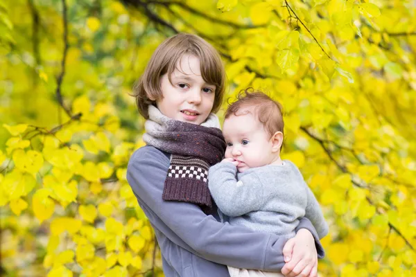 Broer en zijn zusje spelen in een park — Stockfoto