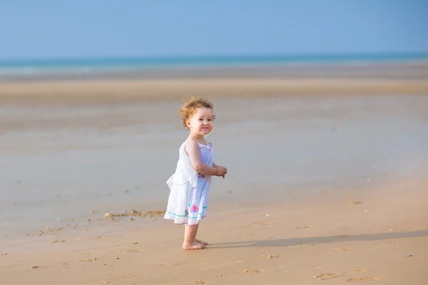 Menina jogando em uma bela praia tropical — Fotografia de Stock