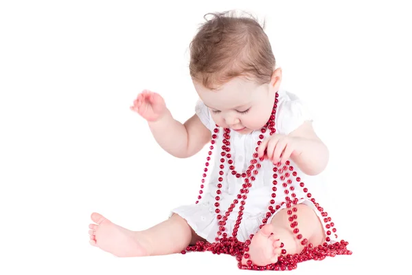 Bébé fille jouer avec un collier rouge — Photo