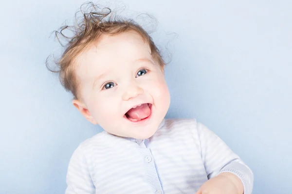 Bambino su una coperta blu — Foto Stock