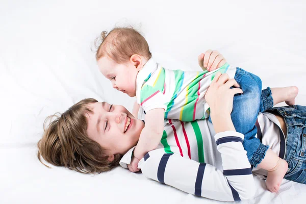 Bebê menina rindo para seu irmão — Fotografia de Stock