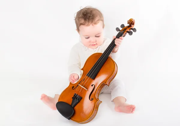 Menina bebê tocando com um violino — Fotografia de Stock