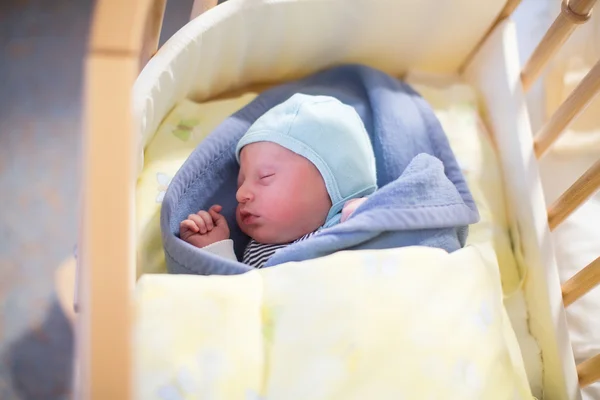 Pasgeboren babyjongen enkele uren oud slapen — Stockfoto