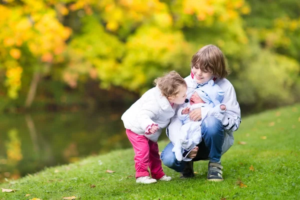 Barn i en vacker höst park — Stockfoto