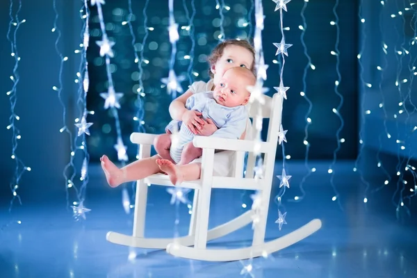 Niña pequeña y su hermano recién nacido — Foto de Stock