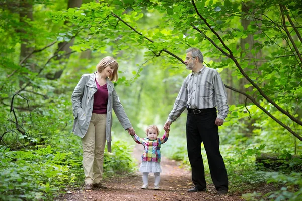 Grootouders wandelen met hun baby grand dochter — Stockfoto