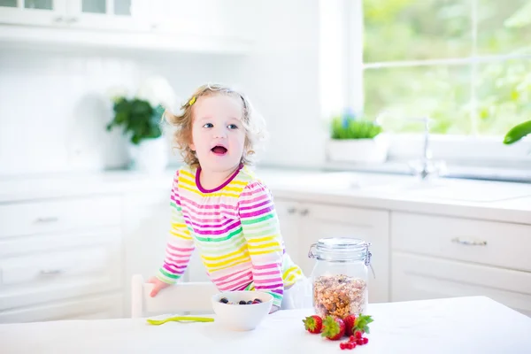 Belle fille tout-petit prenant le petit déjeuner — Photo