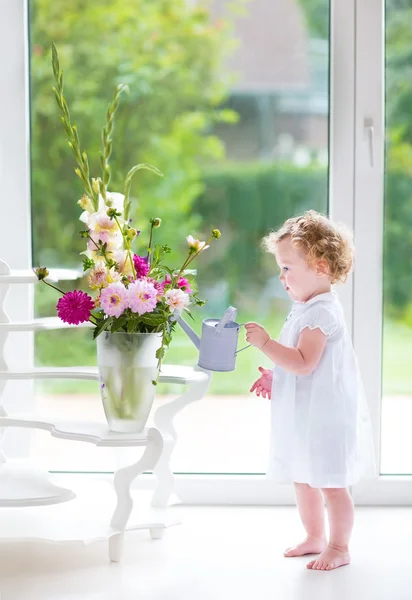 Kokulu çiçekler çok güzel kız bebek — Stok fotoğraf