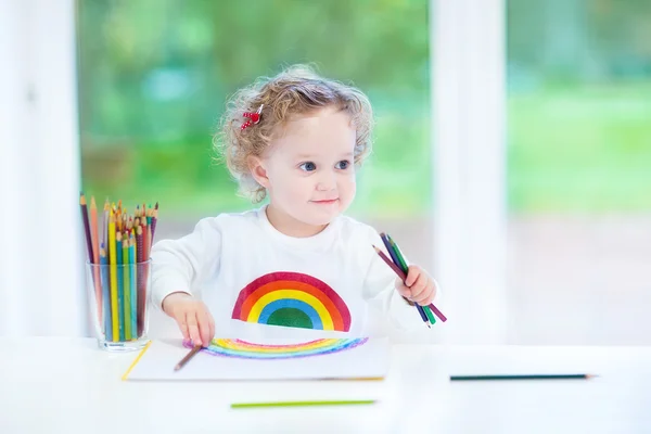 Felice ridendo bambino ragazza disegno — Foto Stock