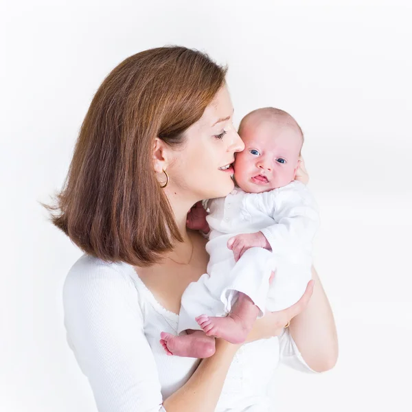 Junge Mutter hält ihr Neugeborenes — Stockfoto