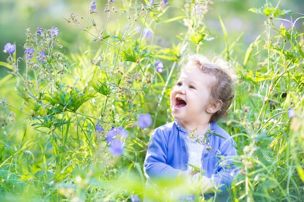 Menina brincando em um jardim — Fotografia de Stock