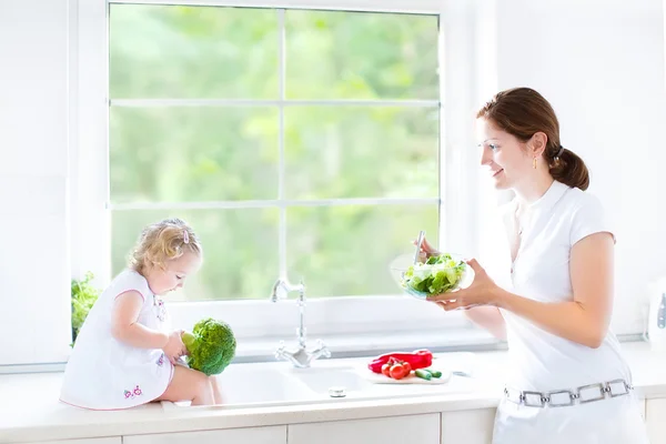 Mor och hennes dotter tvätta grönsaker — Stockfoto