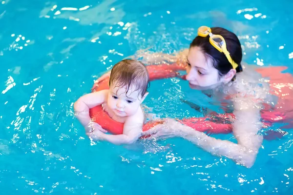 Mother with  baby in the swimming pool — Stock Photo, Image